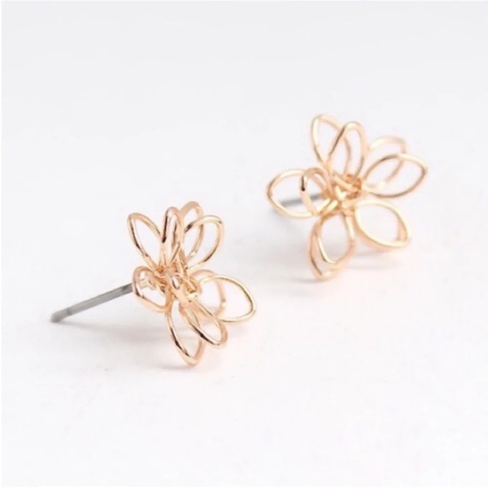 NWOT Melody Gold Flower Post Earrings